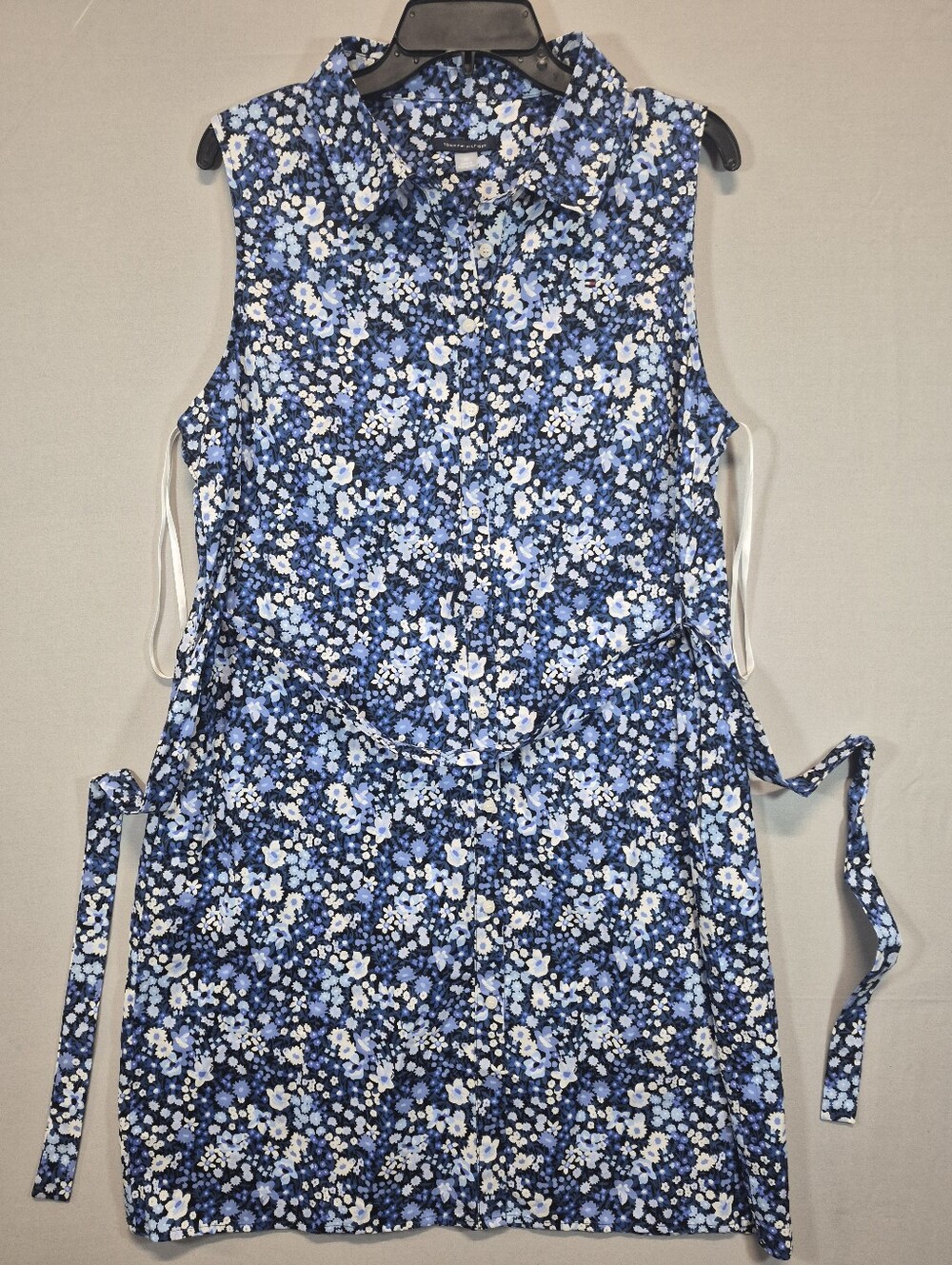 Tommy Hilfiger Women’s Size 14 Blue Floral Sleeveless Button Front Belted Shirt
